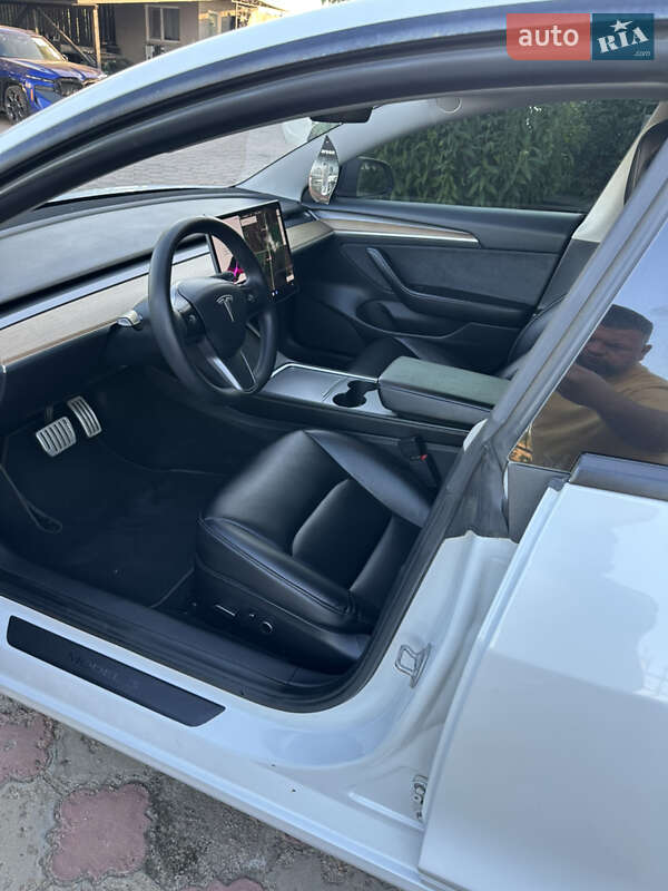 Седан Tesla Model 3 2021 в Южноукраїнську