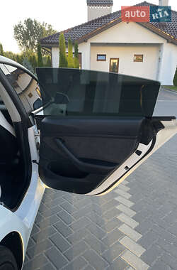 Седан Tesla Model 3 2021 в 