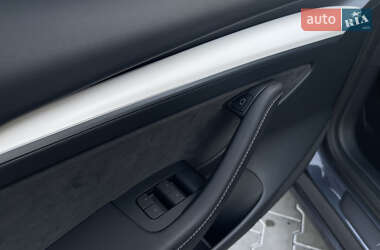Седан Tesla Model 3 2023 в 