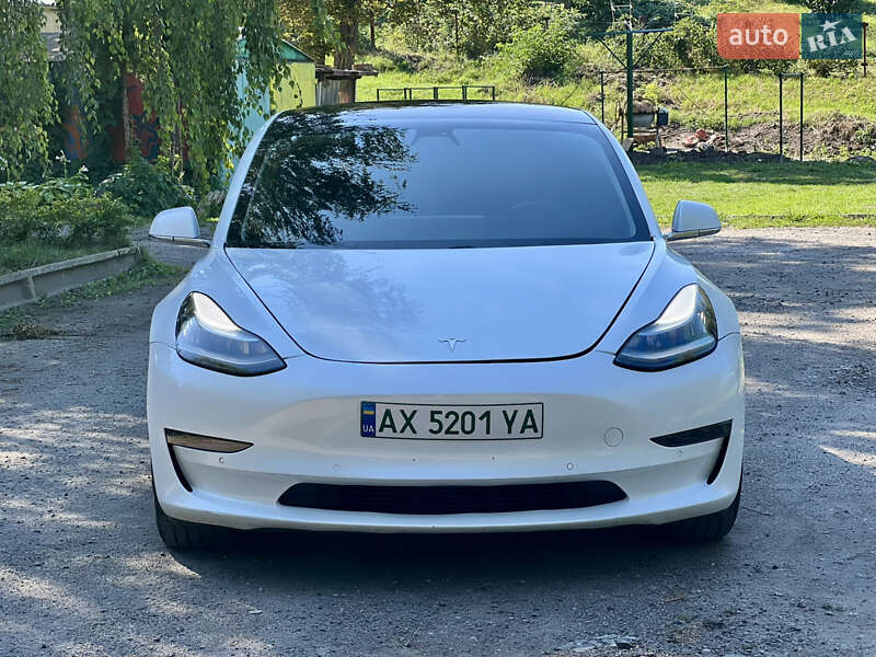 Седан Tesla Model 3 2018 в Валках