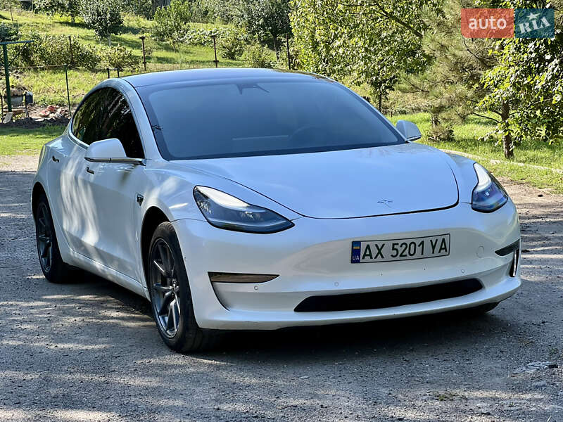 Седан Tesla Model 3 2018 в Валках