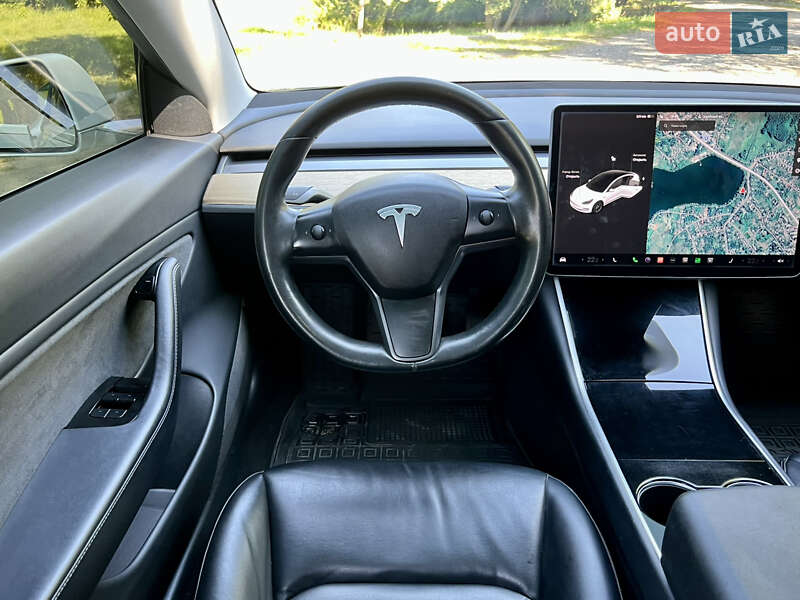 Седан Tesla Model 3 2018 в Валках