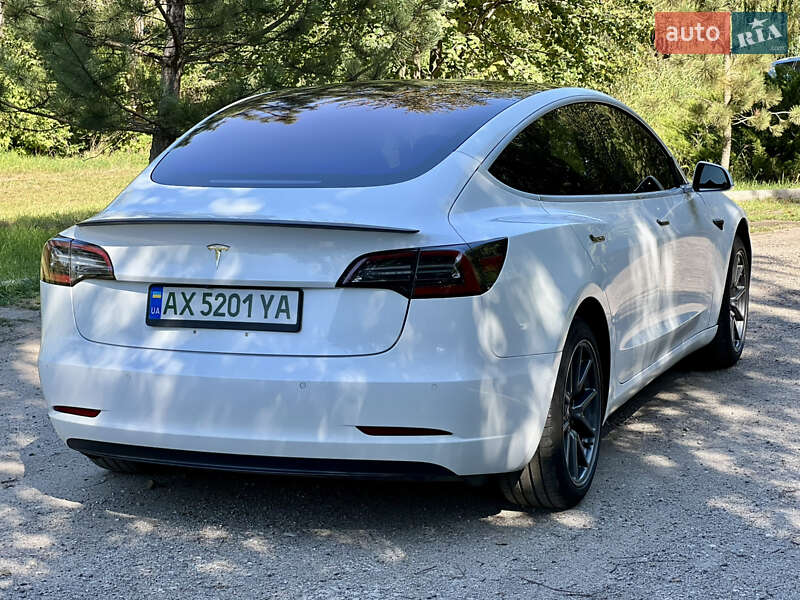 Седан Tesla Model 3 2018 в Валках