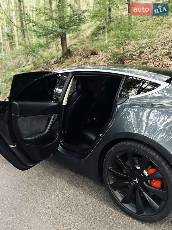 Седан Tesla Model 3 2020 в Ужгороде