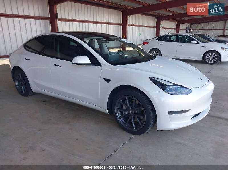 Седан Tesla Model 3 2021 в 