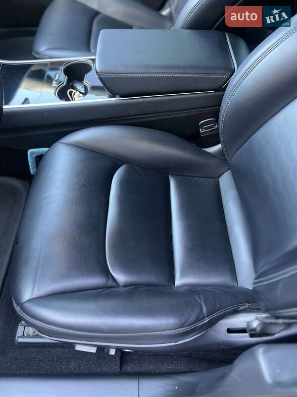 Седан Tesla Model 3 2018 в Звягелі