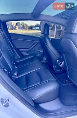 Седан Tesla Model 3 2022 в 