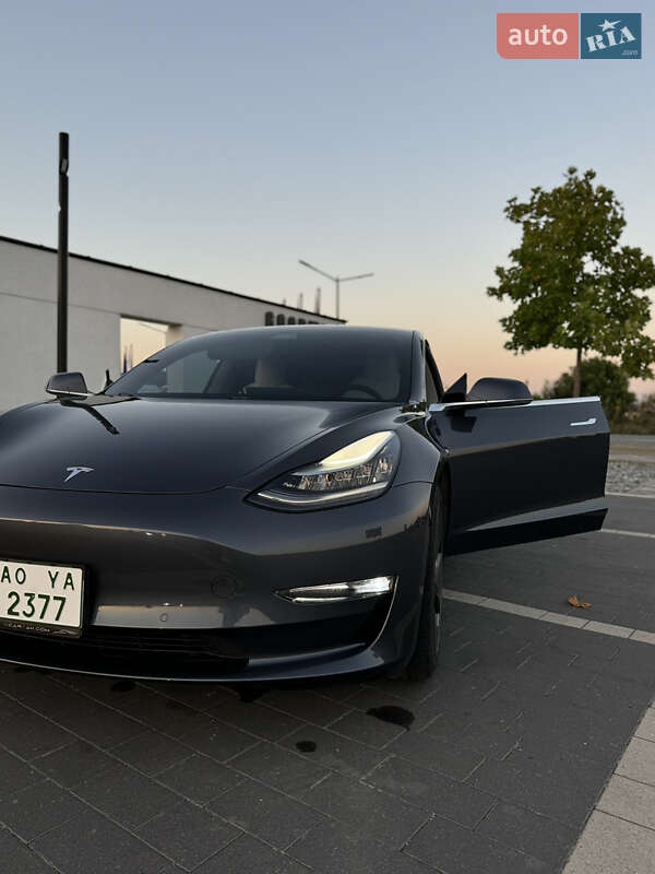 Седан Tesla Model 3 2020 в Мукачевому