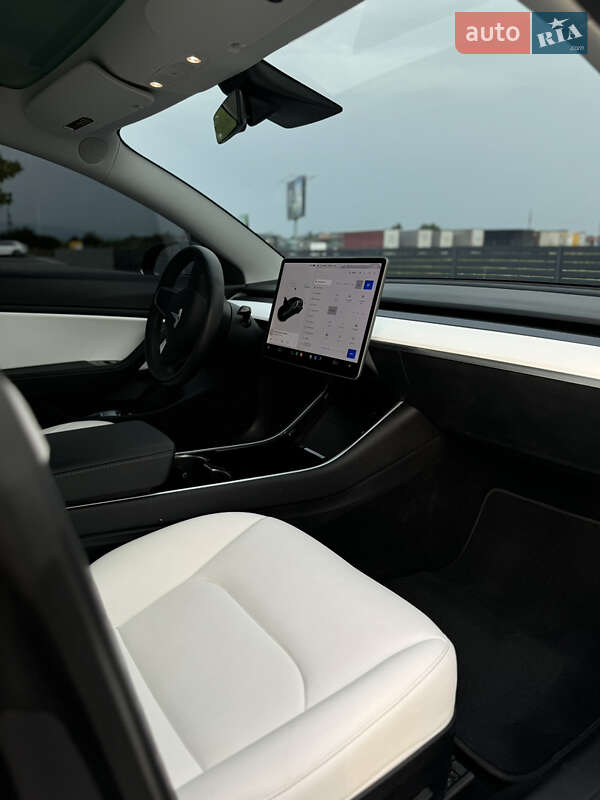 Седан Tesla Model 3 2020 в Мукачевому