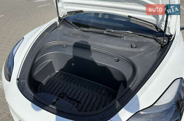 Седан Tesla Model 3 2023 в 