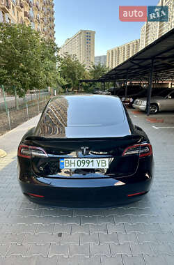 Седан Tesla Model 3 2021 в 