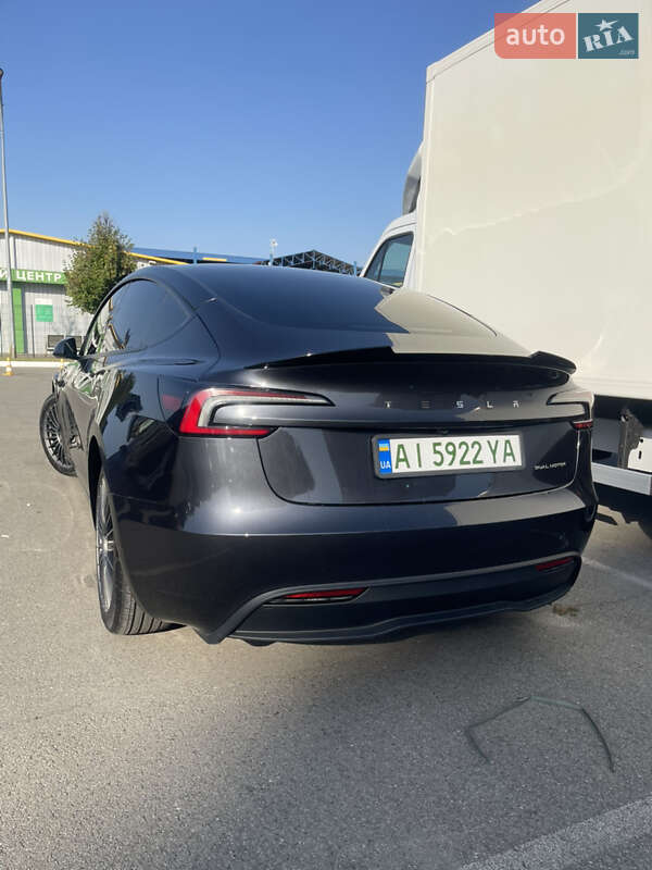 Седан Tesla Model 3 2024 в Бучі