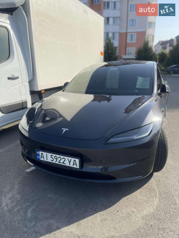 Седан Tesla Model 3 2024 в Бучі