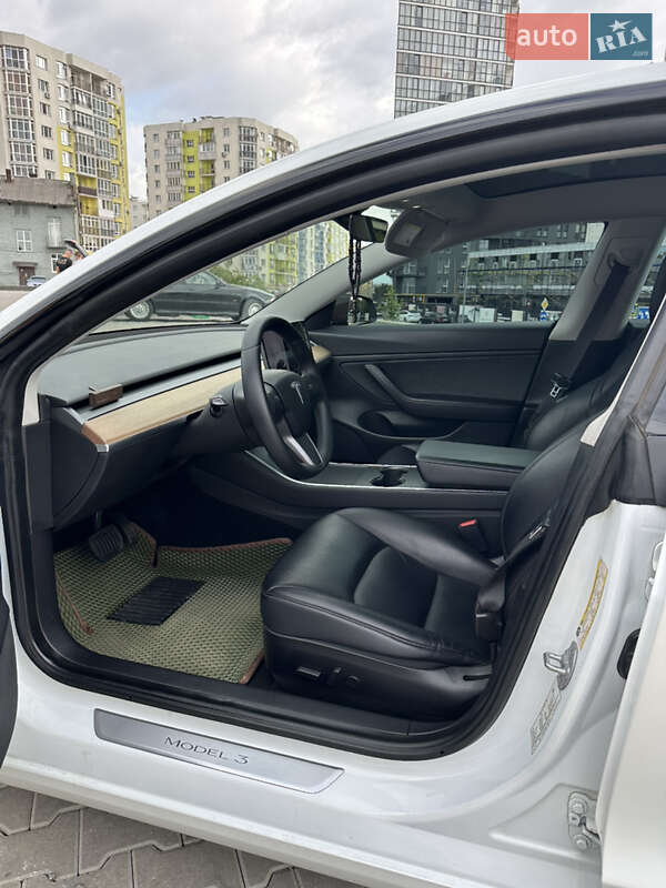 Седан Tesla Model 3 2020 в Львові