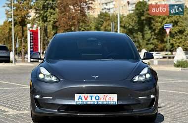 Седан Tesla Model 3 2022 в 