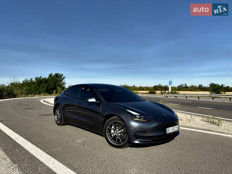 Седан Tesla Model 3 2022 в 