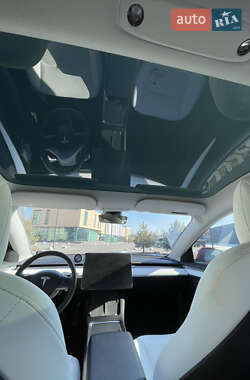 Седан Tesla Model 3 2022 в 