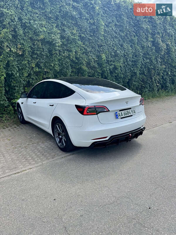 Седан Tesla Model 3 2021 в Києві