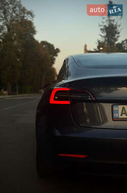 Седан Tesla Model 3 2020 в 