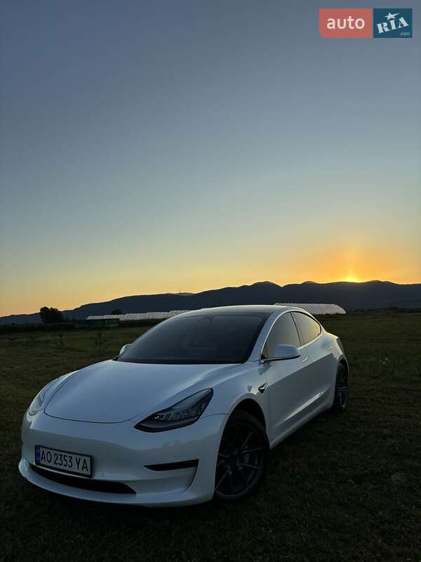 Седан Tesla Model 3 2020 в 