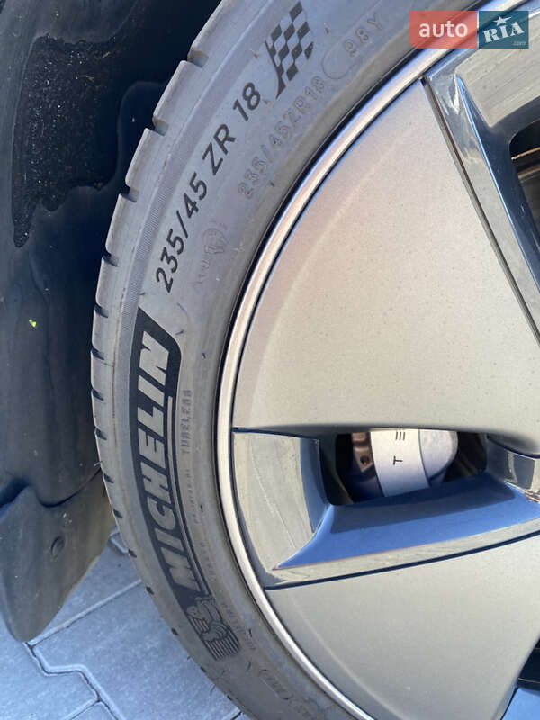 Седан Tesla Model 3 2021 в Києві