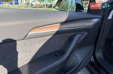 Седан Tesla Model 3 2022 в 