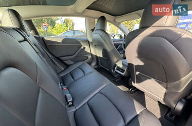 Седан Tesla Model 3 2022 в 