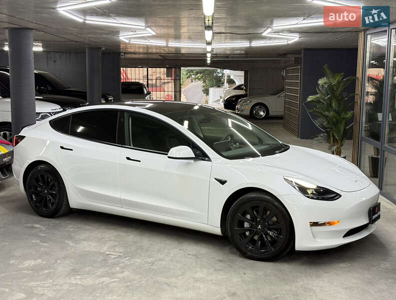 Седан Tesla Model 3 2022 в 