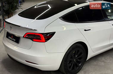 Седан Tesla Model 3 2022 в 