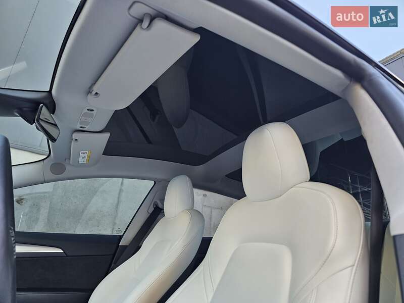 Седан Tesla Model 3 2021 в Киеве