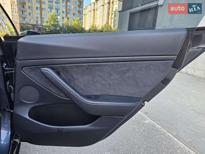 Седан Tesla Model 3 2021 в Киеве