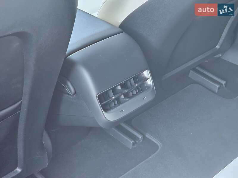 Седан Tesla Model 3 2021 в Киеве