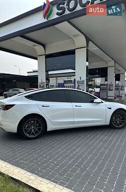 Седан Tesla Model 3 2022 в 