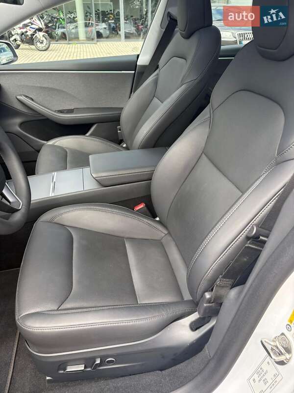 Седан Tesla Model 3 2024 в Ровно