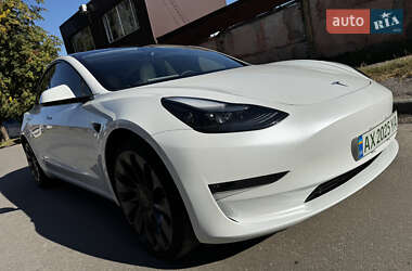 Седан Tesla Model 3 2022 в 