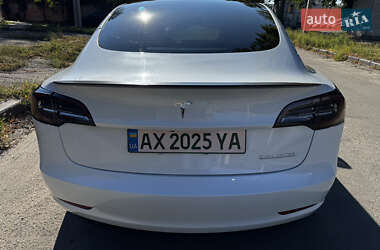 Седан Tesla Model 3 2022 в 