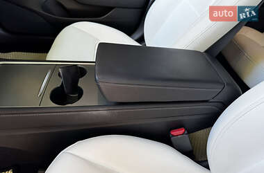 Седан Tesla Model 3 2022 в 