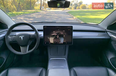 Седан Tesla Model 3 2022 в 