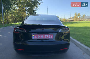 Седан Tesla Model 3 2022 в 