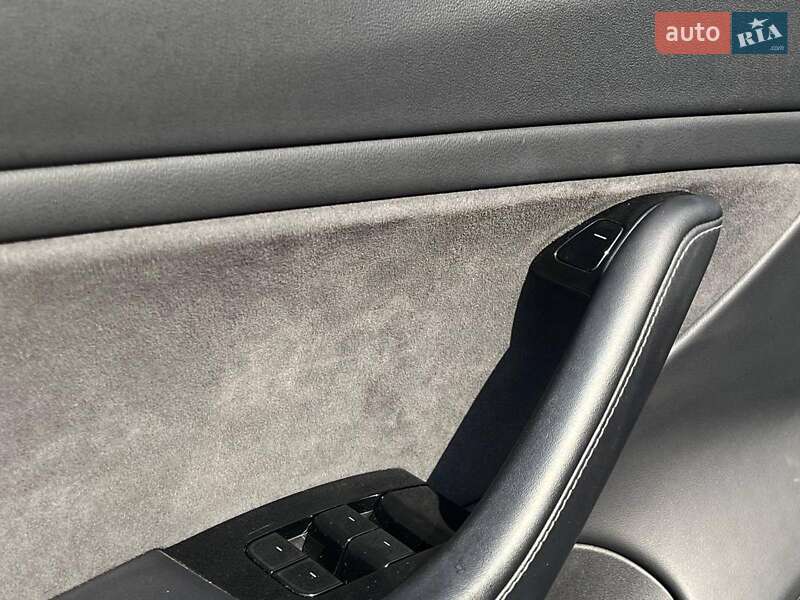 Седан Tesla Model 3 2019 в Львове
