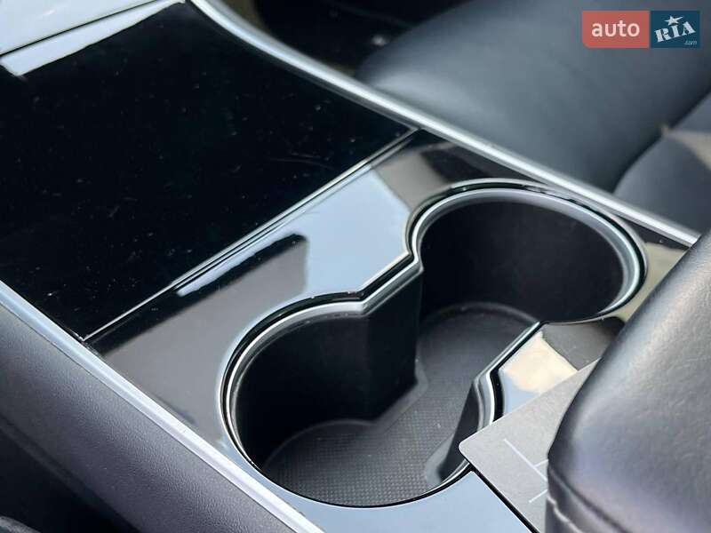 Седан Tesla Model 3 2019 в Львове