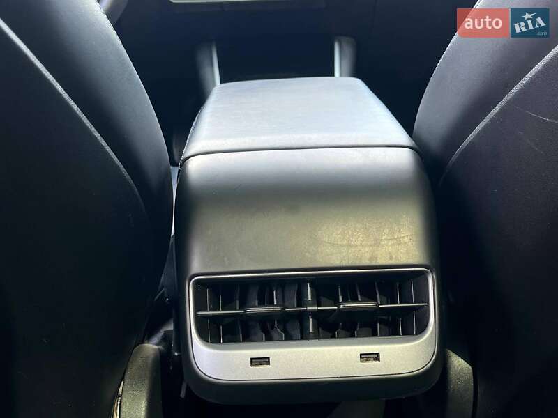 Седан Tesla Model 3 2019 в Львове