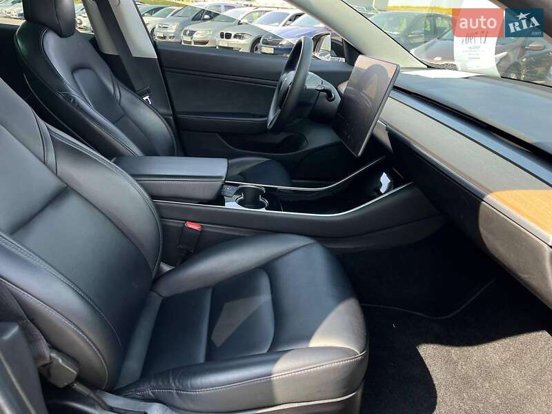 Седан Tesla Model 3 2019 в Львове