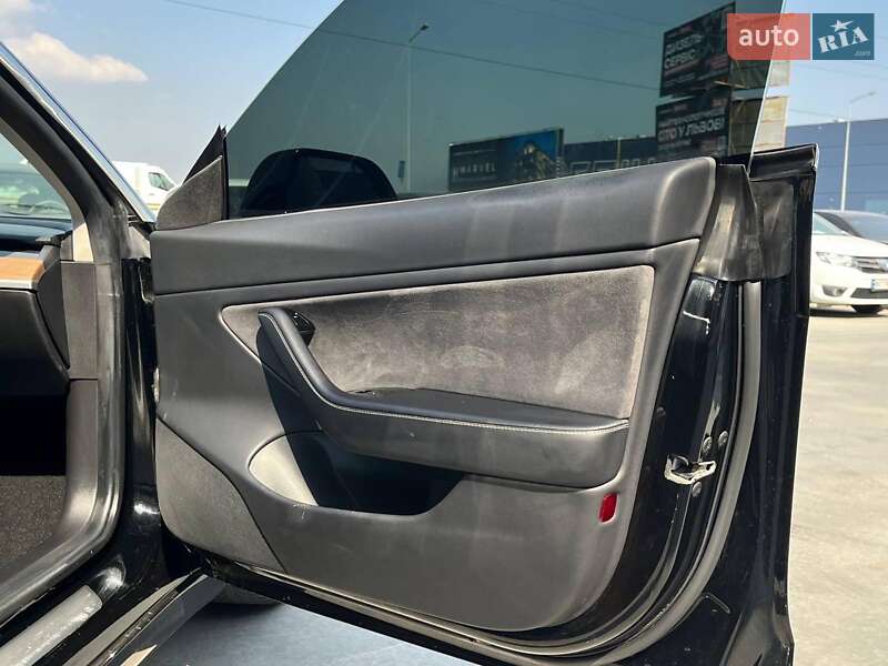Седан Tesla Model 3 2019 в Львове
