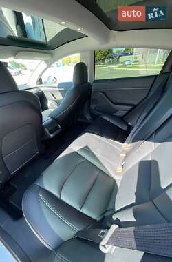 Седан Tesla Model 3 2022 в 