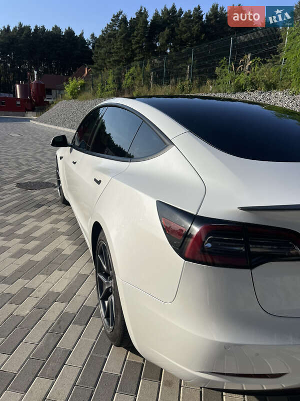 Седан Tesla Model 3 2021 в Львове