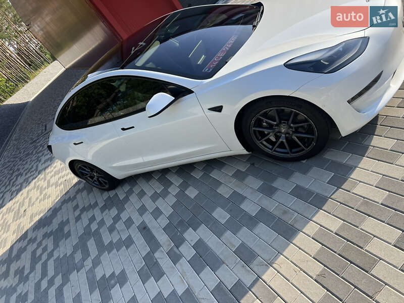 Седан Tesla Model 3 2021 в Львове