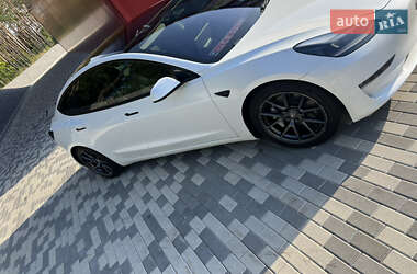 Седан Tesla Model 3 2021 в 