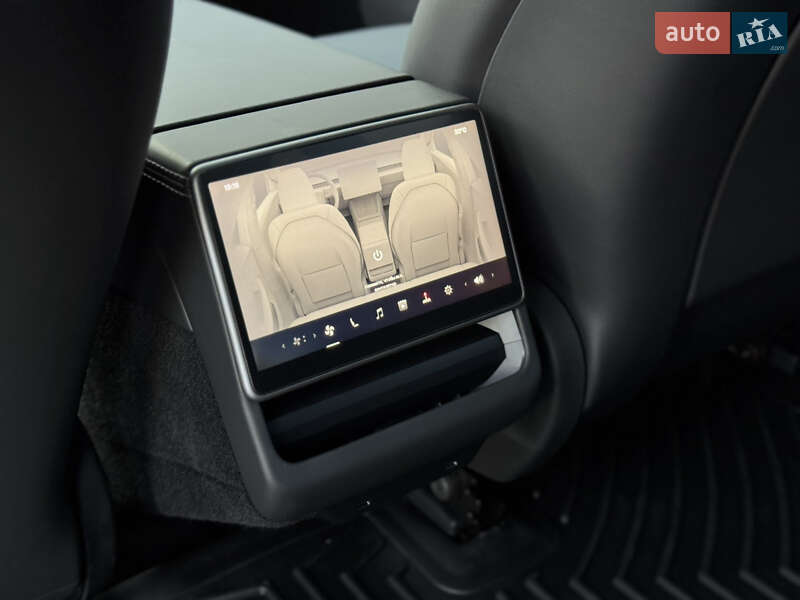 Седан Tesla Model 3 2024 в Луцке