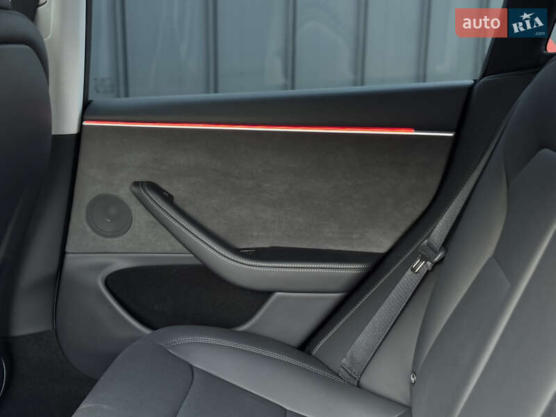Седан Tesla Model 3 2024 в Луцке